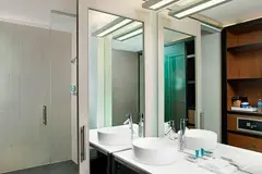 W XYZ Bar at Aloft Beachwood photo 5