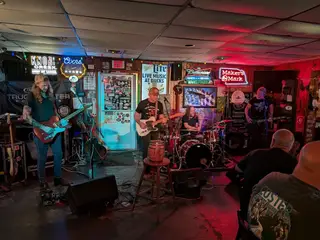 Buck's Bar and Grill