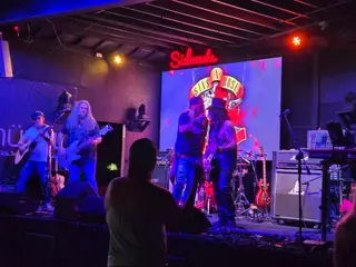 Sideouts Sports Tavern