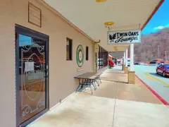 Twin Oaks Lounge photo 2